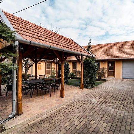 Estike Apartman Gyula Dış mekan fotoğraf